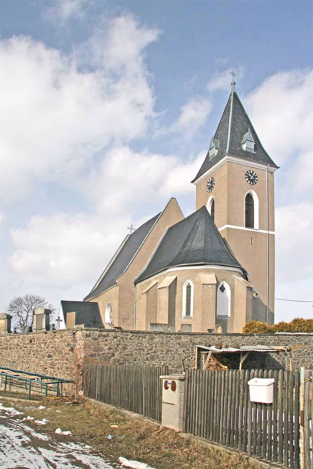 Dnešní pohled – kostel svatého Petra a Pavla (Dříteč)