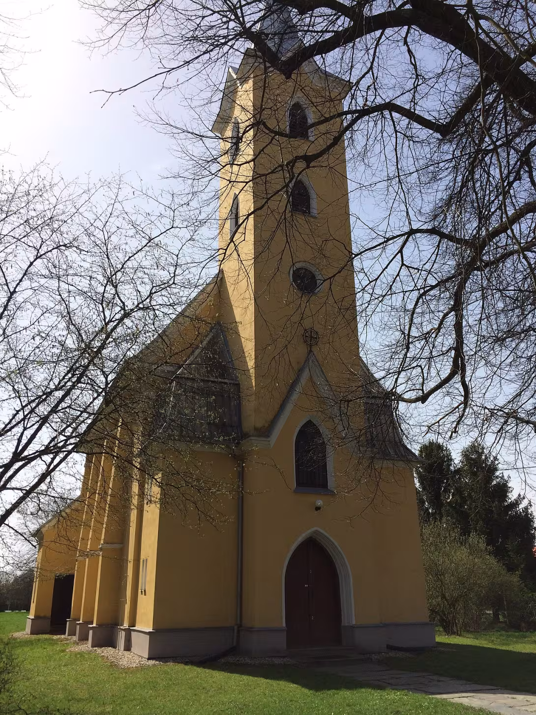 Dnešní pohled – kostel svatého Petra a Pavla (Hlušovice)