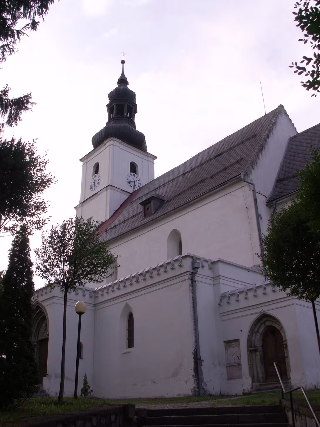 Dnešní pohled – kostel svatého Petra a Pavla (Bernartice)