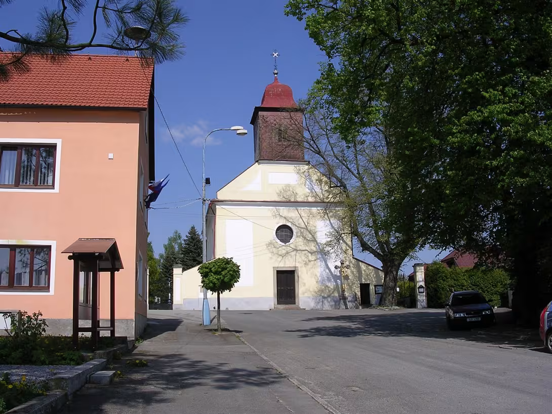Dnešní pohled – kostel svatých Petra a Pavla (Popelín)