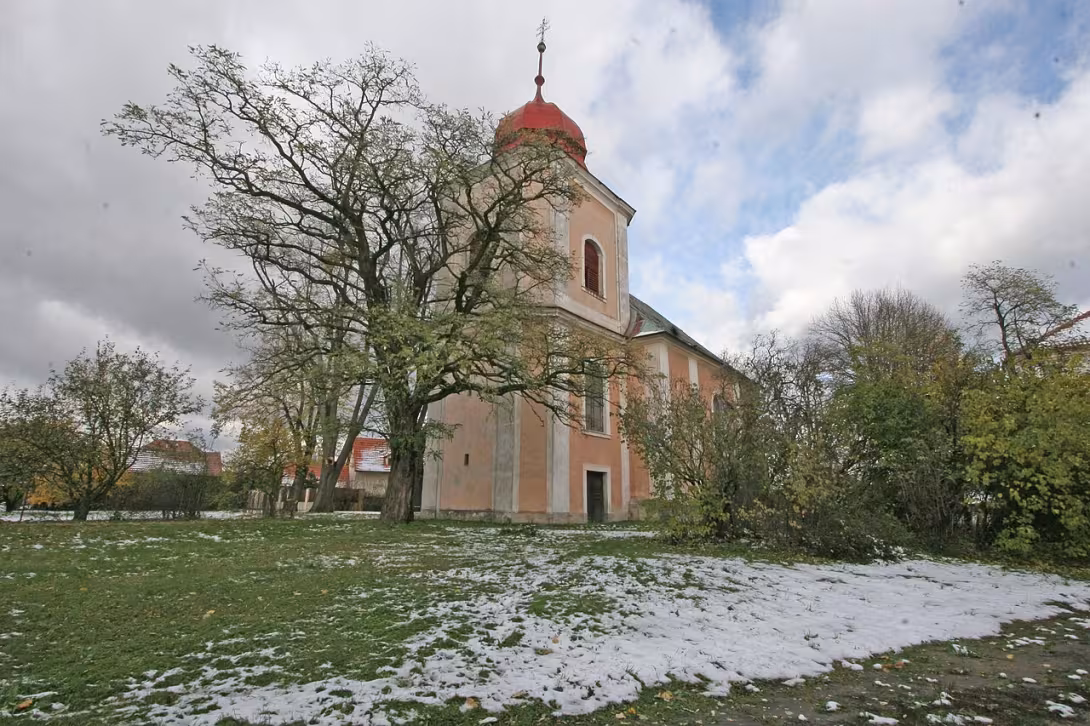 Dnešní pohled – kostel svatých Petra a Pavla (Rohovládova Bělá)