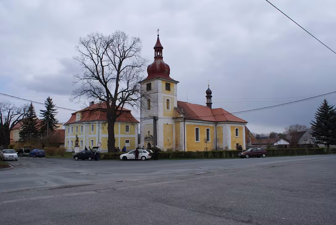 Dnešní pohled – kostel svatých Petra a Pavla (Dolní Lukavice)