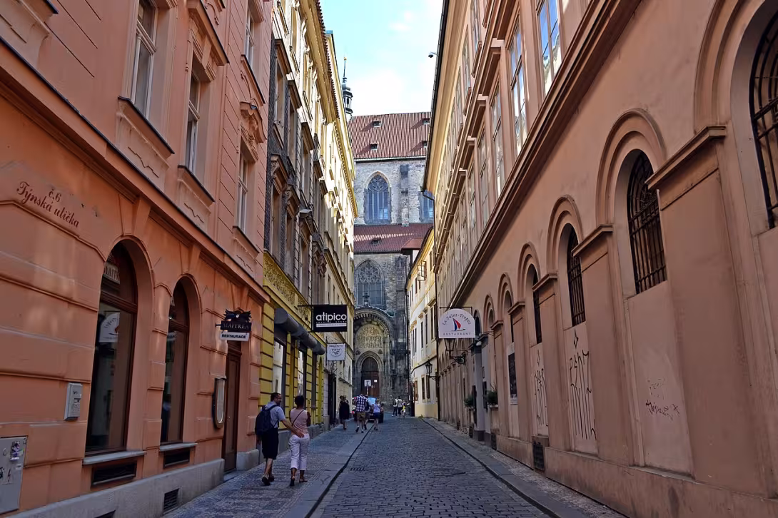 Dnešní pohled – Týnská ulička