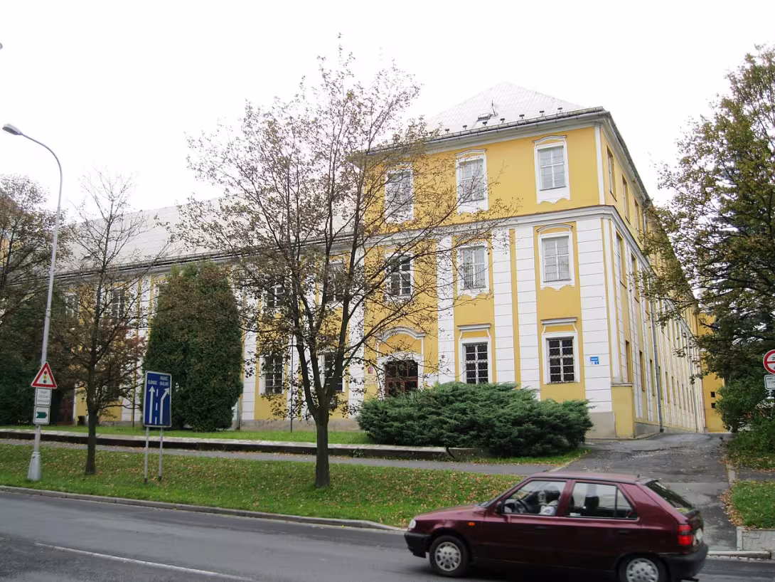 Dnešný pohľad – Piaristická kolej s kostelem Panny Marie Těšitelky