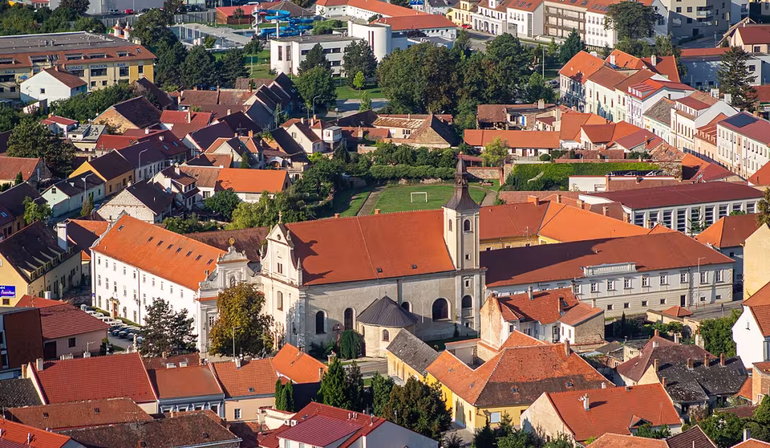 Dnešní pohled – piaristický klášter s kostelem sv. Jana Křtitele v Mikulově