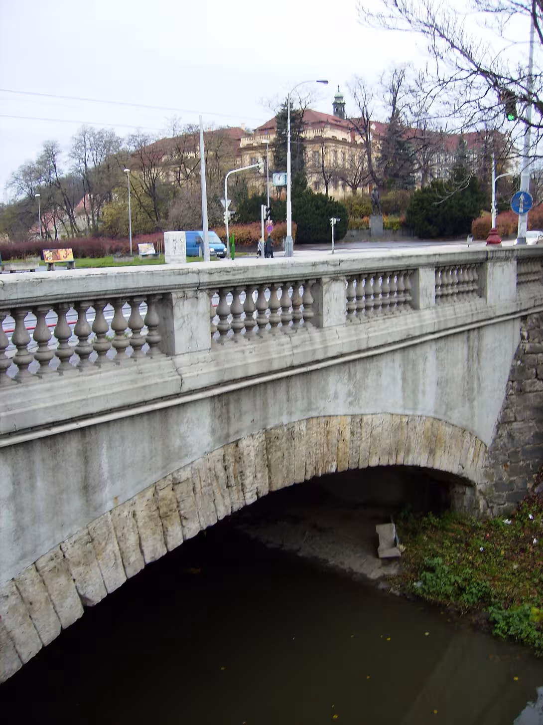Dnešní pohled – betonový most Zenklovy ulice přes Rokytku