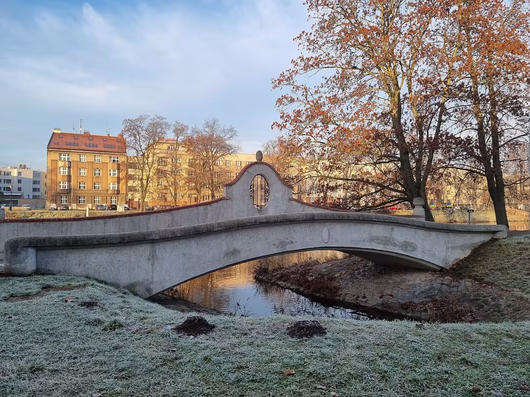 Dnešný pohľad – mostek u městských lázní v Hradci Králové