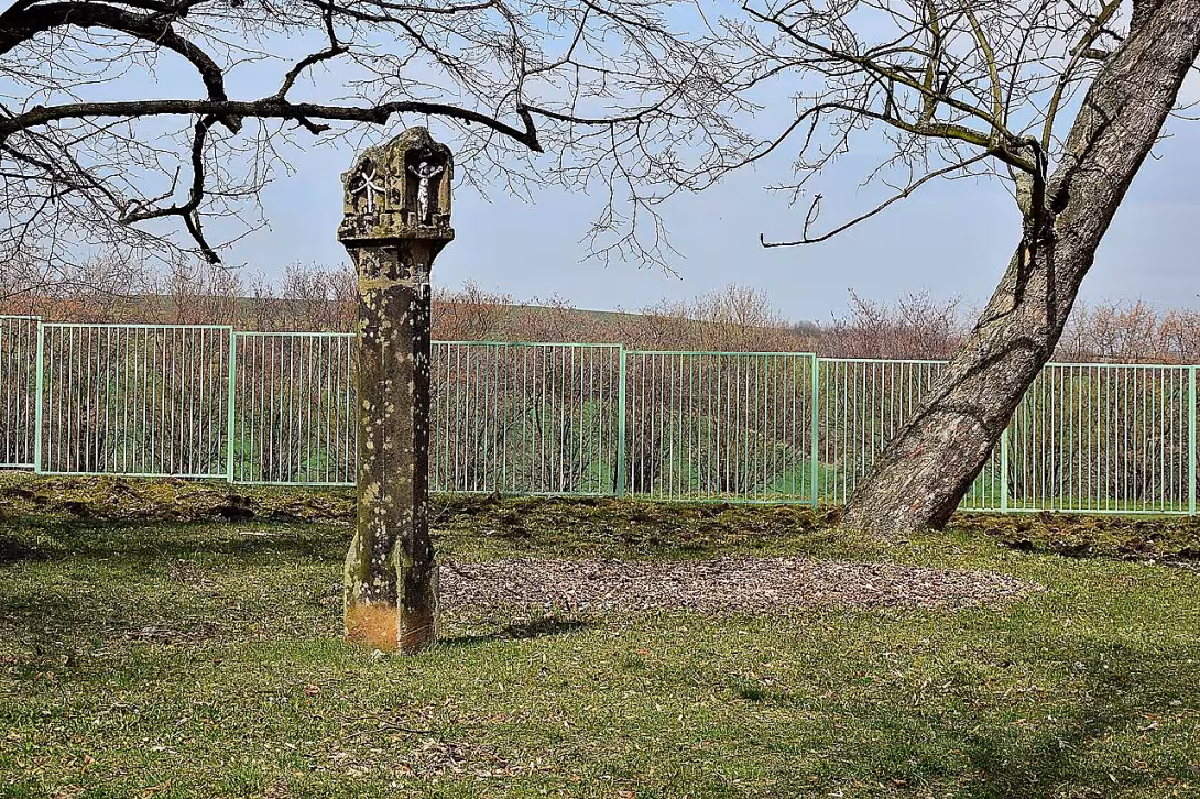Boží muka u rozcestí k zámku v Mašťově