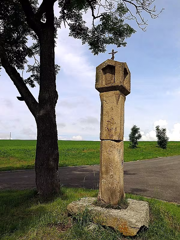 Boží muka západně od Březnice na rozcestí