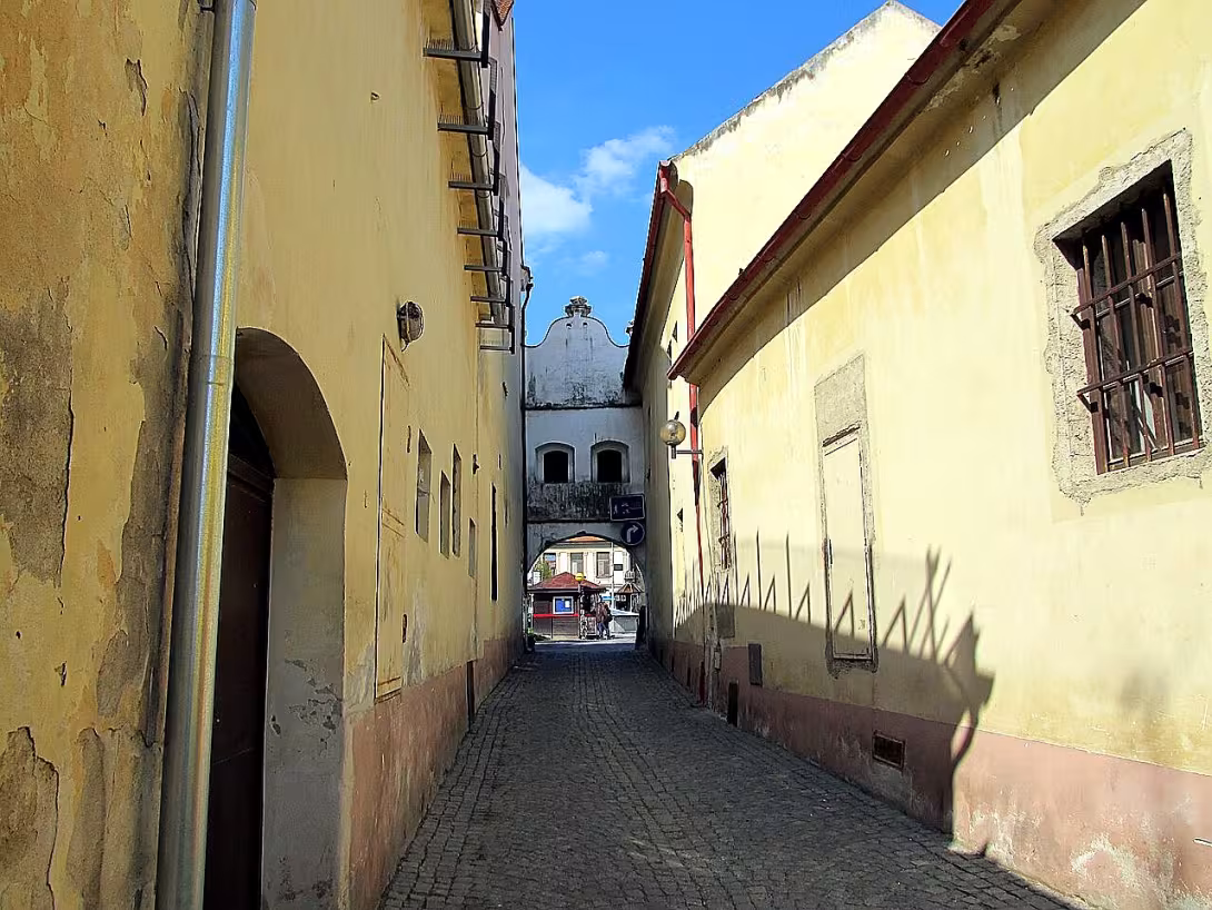 Brána mezi domy čp. 6 a 8