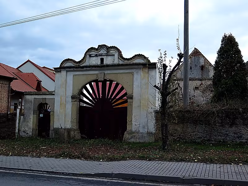 Brána, branka a sýpka usedlosti čp. 18