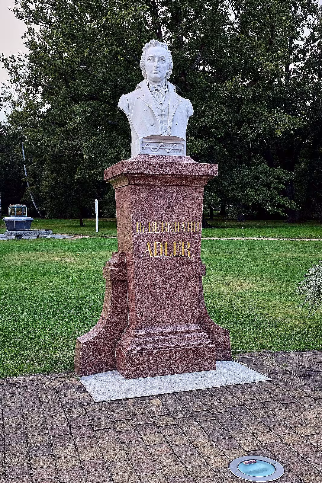 Busta Dr. B. Adlera