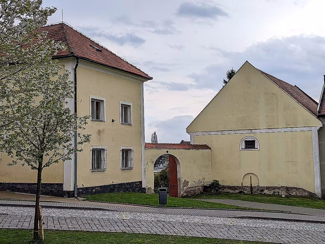 Dva renesanční portálky ve sklepě sýpky fary