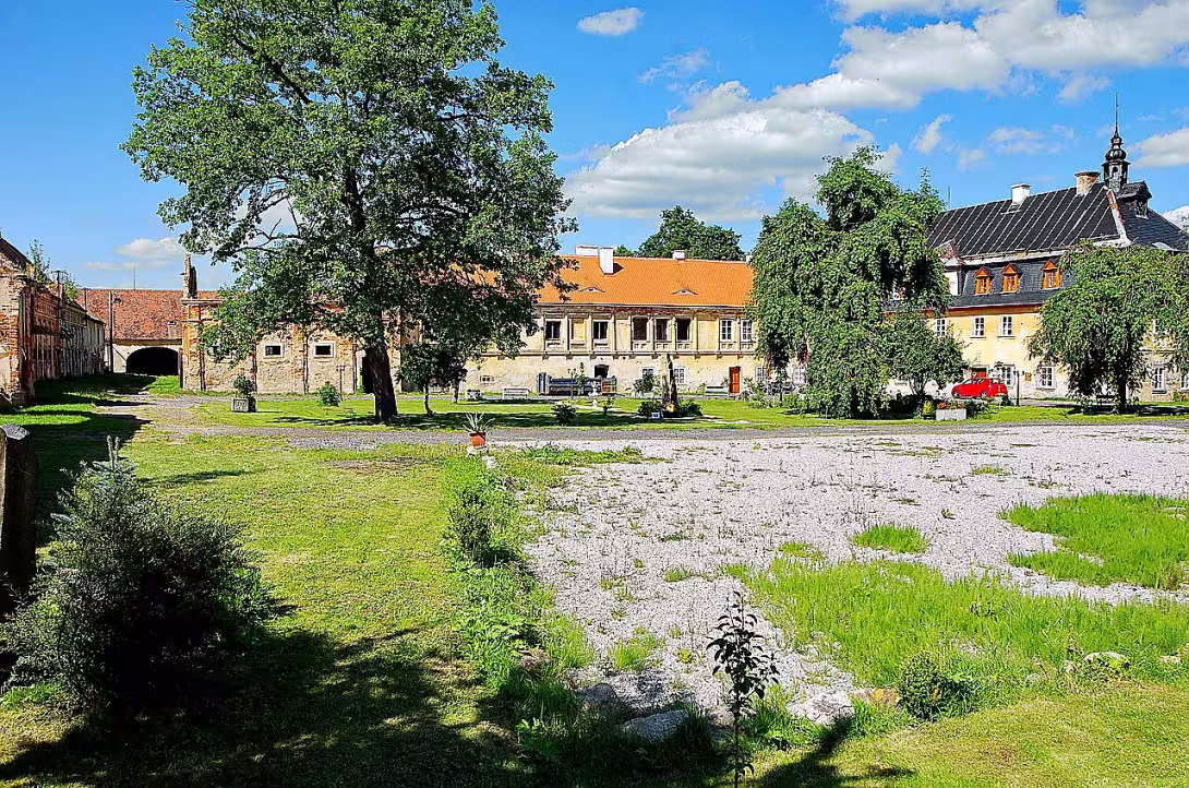 Dvorec čp. 1