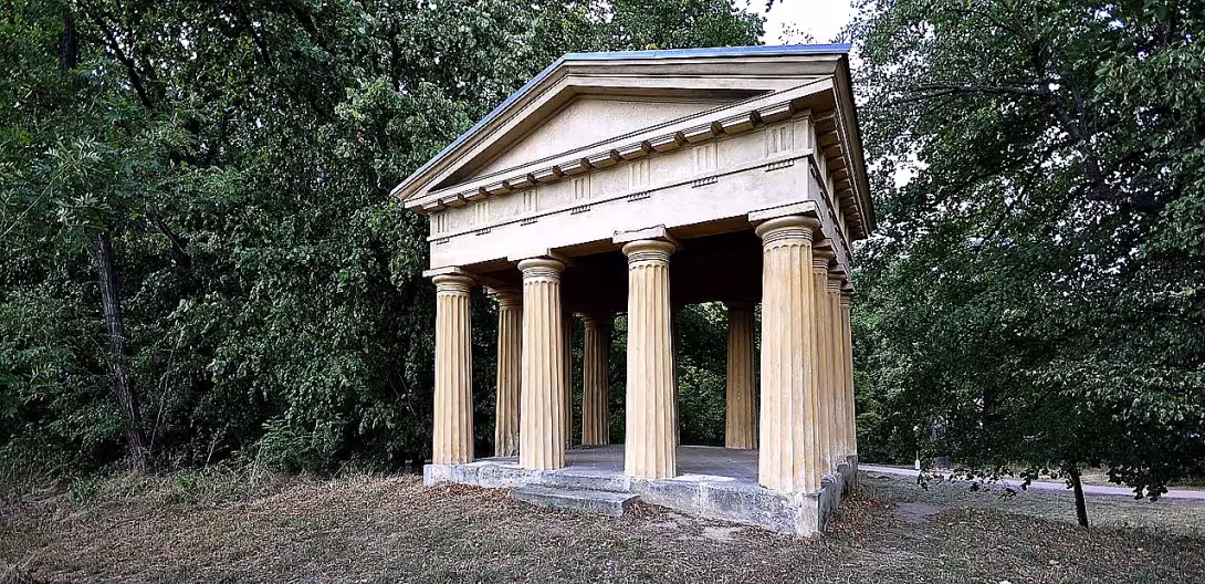 Dórský pavilon v zámecké zahradě ve Veltrusech