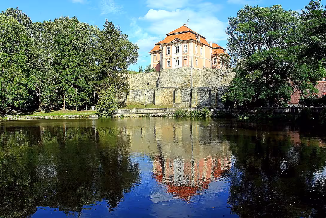 Zámek Chvalkovice