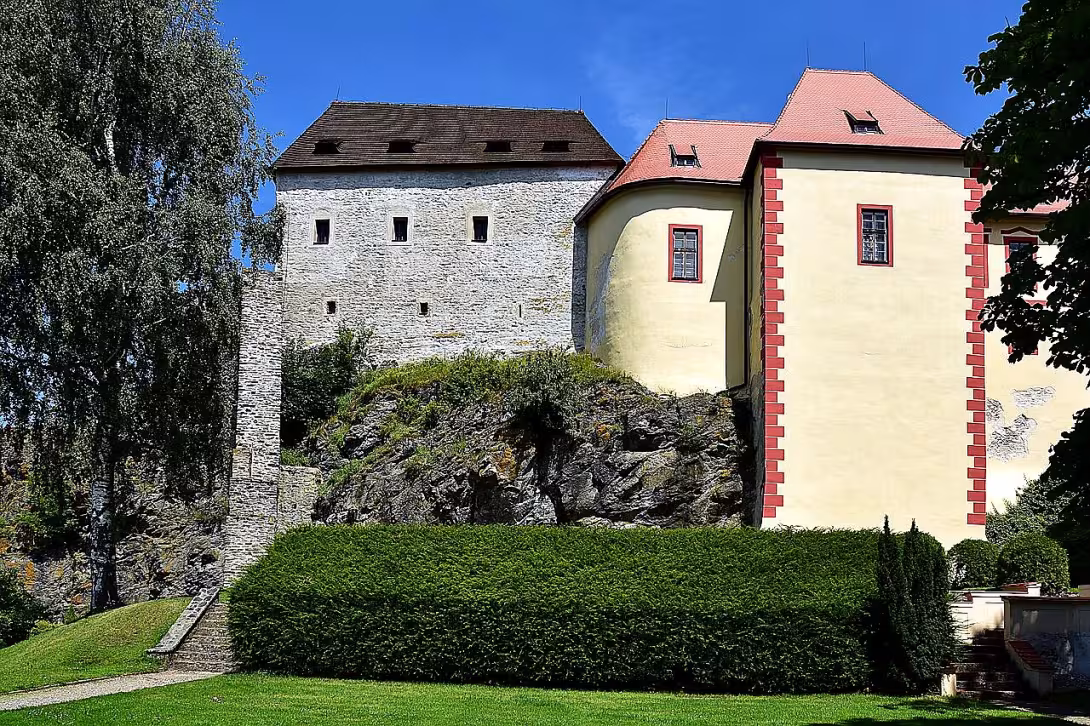 Zámek a hrad Kámen