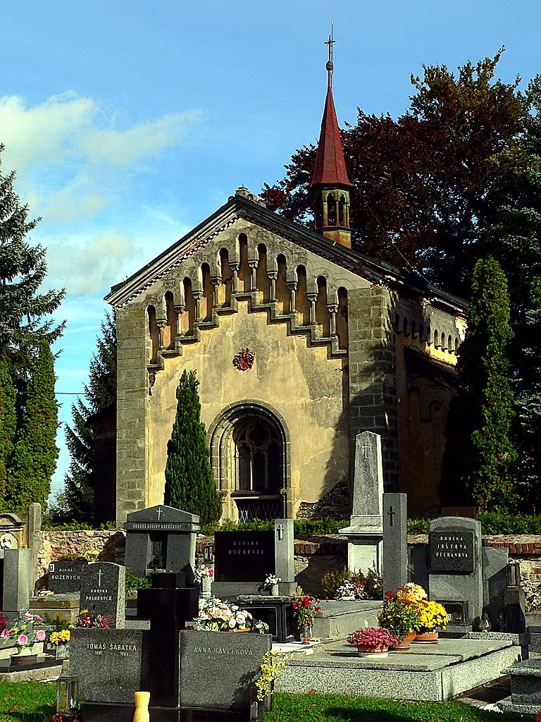 Hřbitovní kaple s hrobkou Thun-Hohensteinů