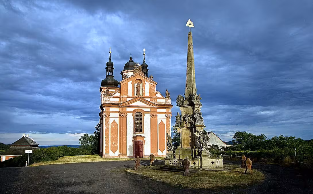 Kostel Nejsvětější Trojice ve Valči