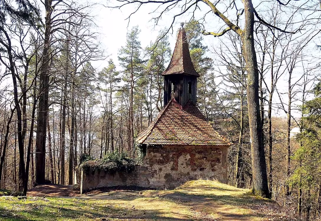 kaple Nejsvětější Trojice u cesty k zámku Lemberk
