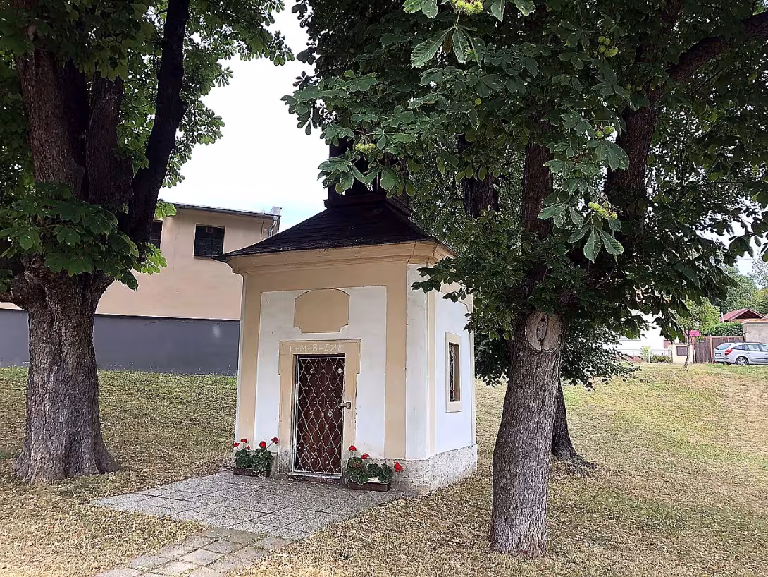 kaple na návsi v Jenčicích