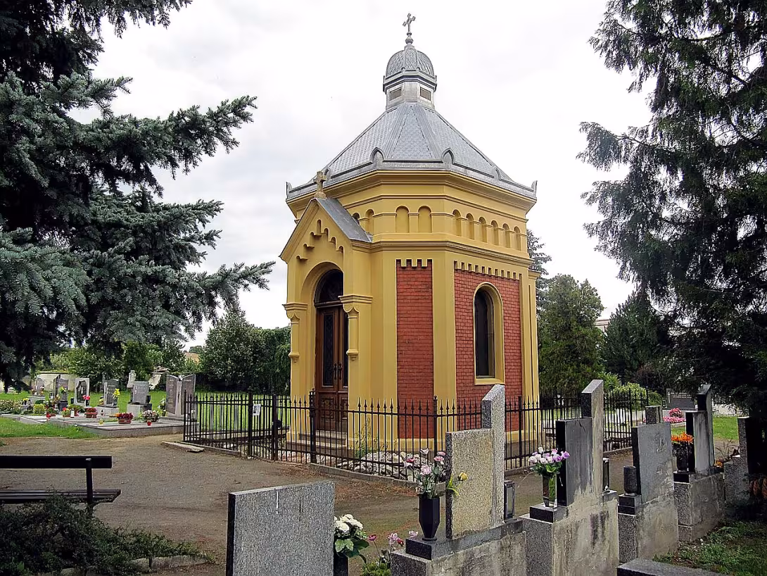 kaple s hrobkou na hřbitově v Hrušovanech nad Jevišovkou