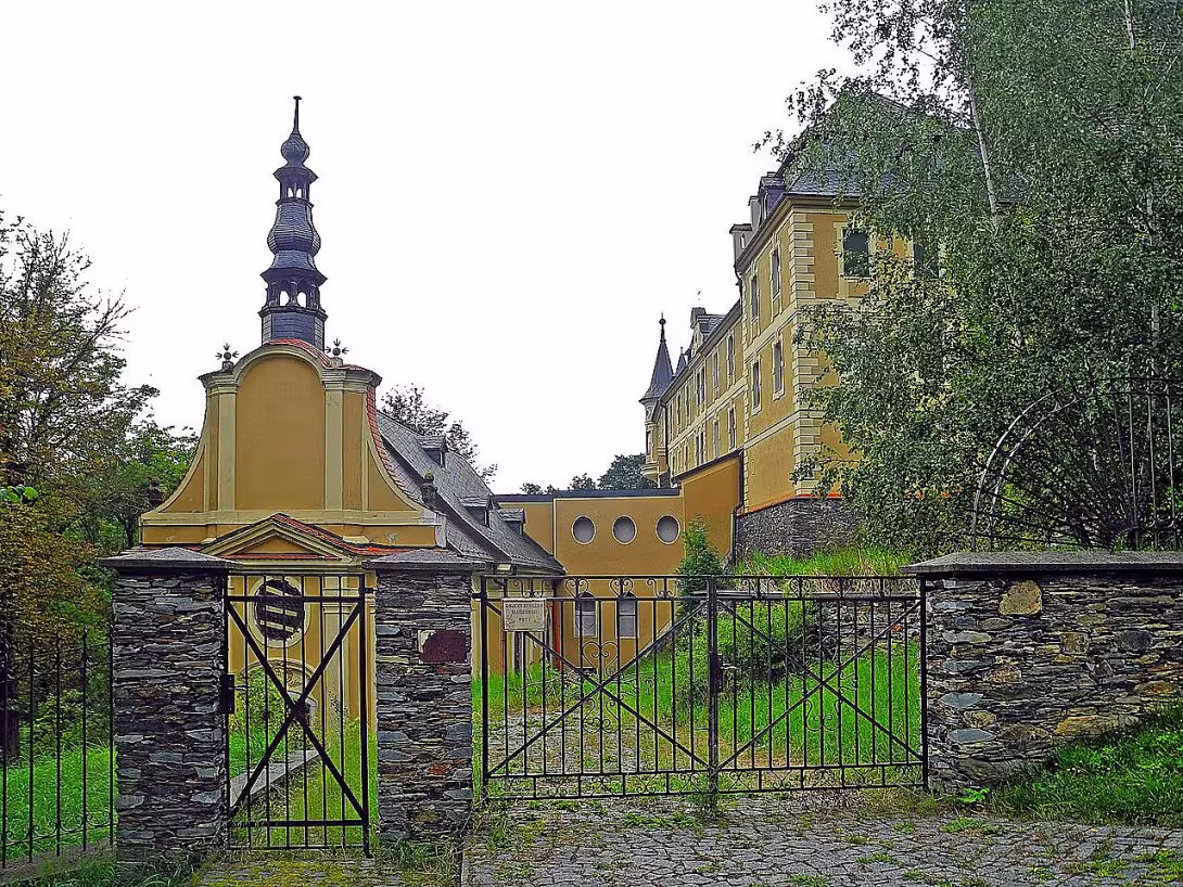 kostel Nejsvětější Trojice na zámku Starý Hrozňatov