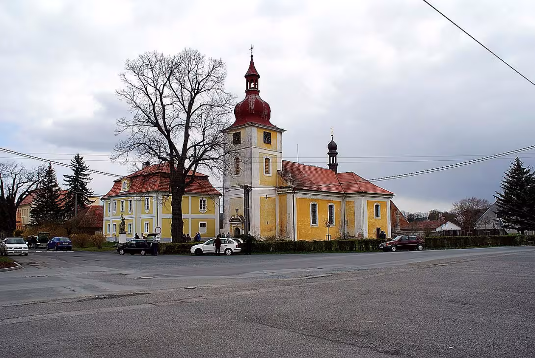 kostel svatých Petra a Pavla (Dolní Lukavice)