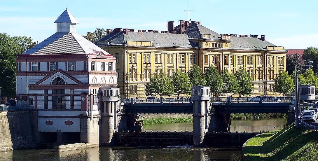 Moravský most s jezem a elektrárnou