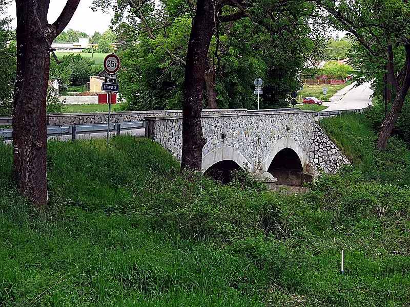 kamenný most přes Stropnici v Borovanech