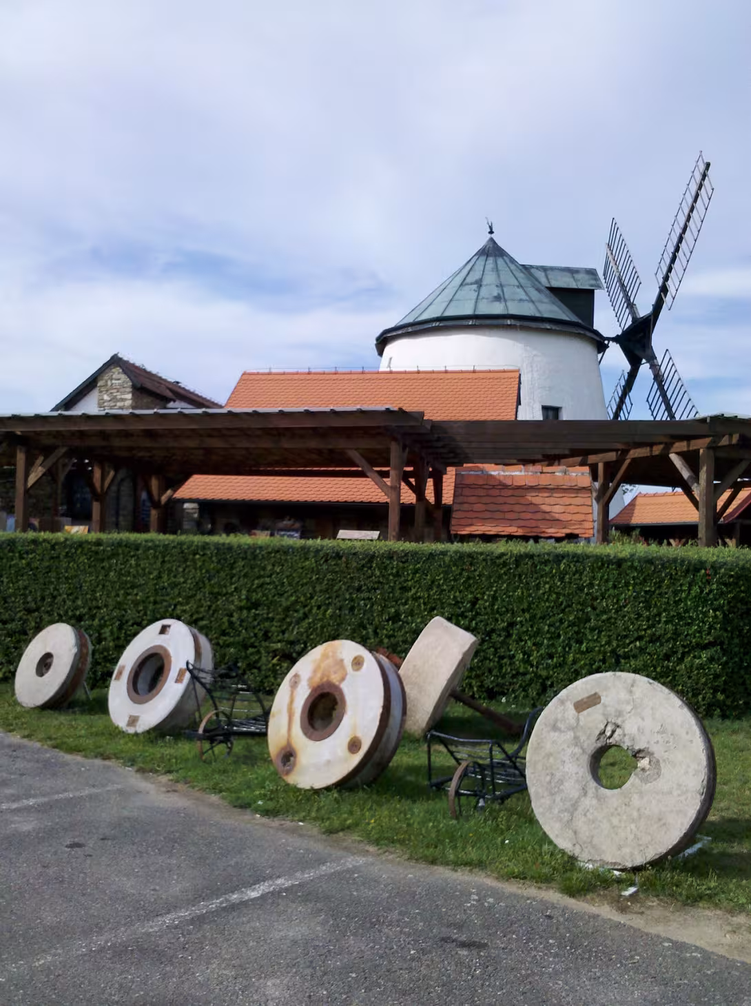 Dnešní pohled – Větrný mlýn (Lesná)