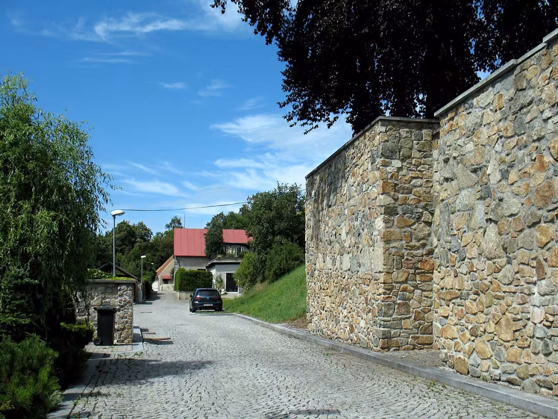 Dnešní pohled – městské opevnění v Plané