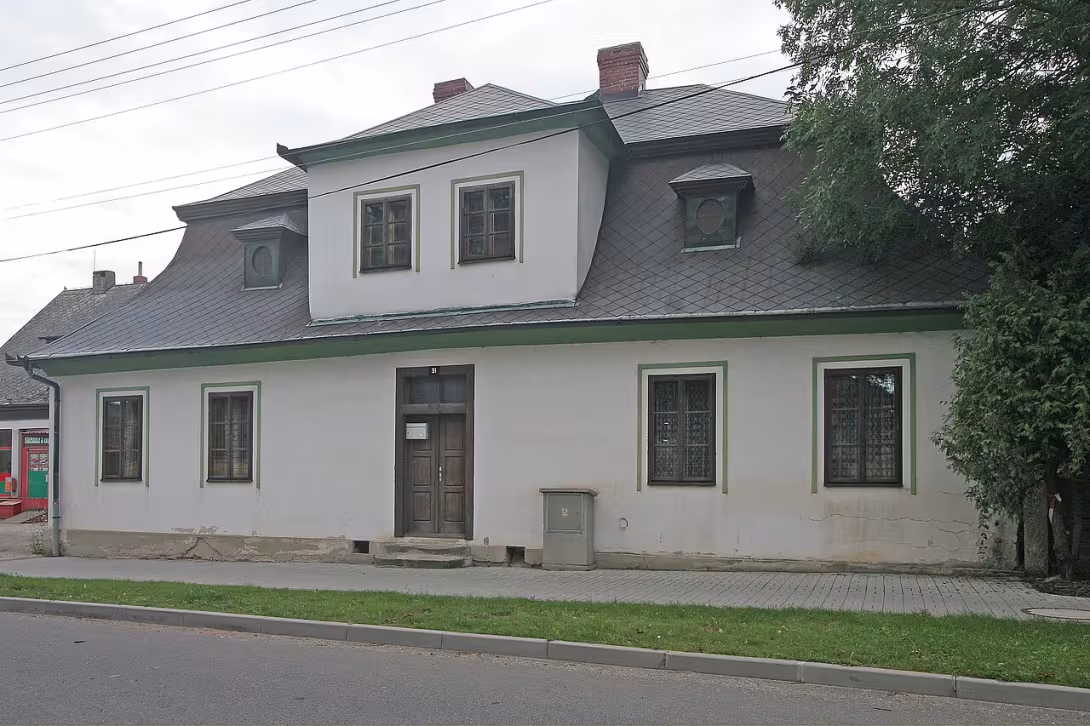 Dnešní pohled – Fara (Dobřenice)