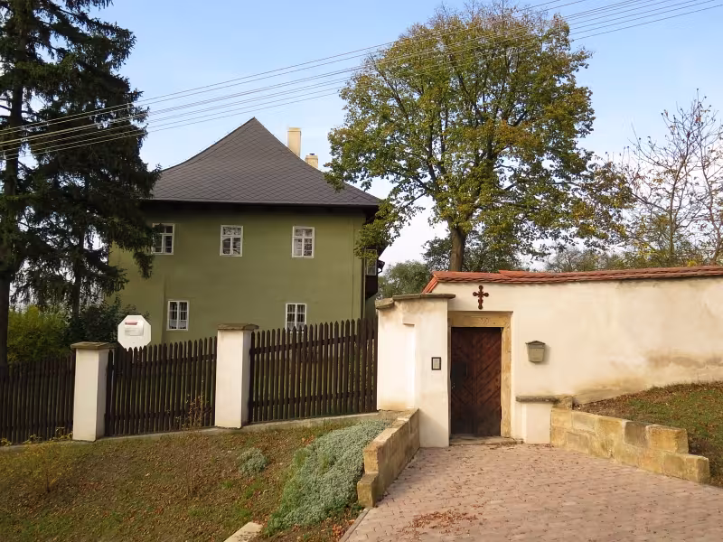 Dnešní pohled – Fara (Činěves)