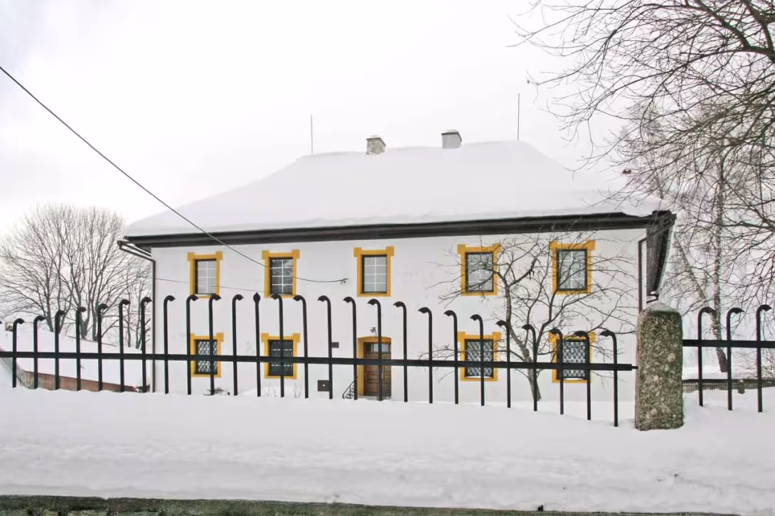 Dnešní pohled – Fara ve Svratce