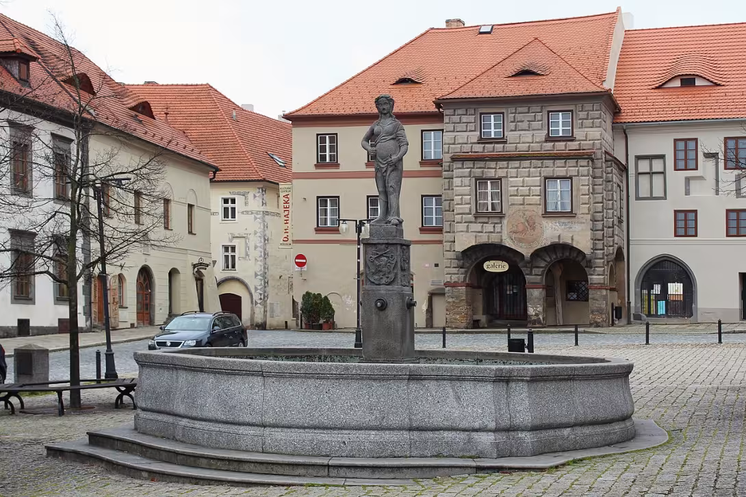 Dnešní pohled – Kašna se sochou Spravedlnosti