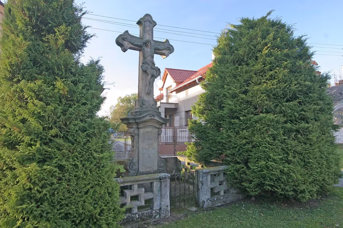 Dnešní pohled – Krucifix s kamenným ohrazením