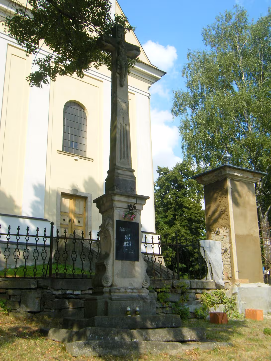 Dnešní pohled – Kříž u kostela