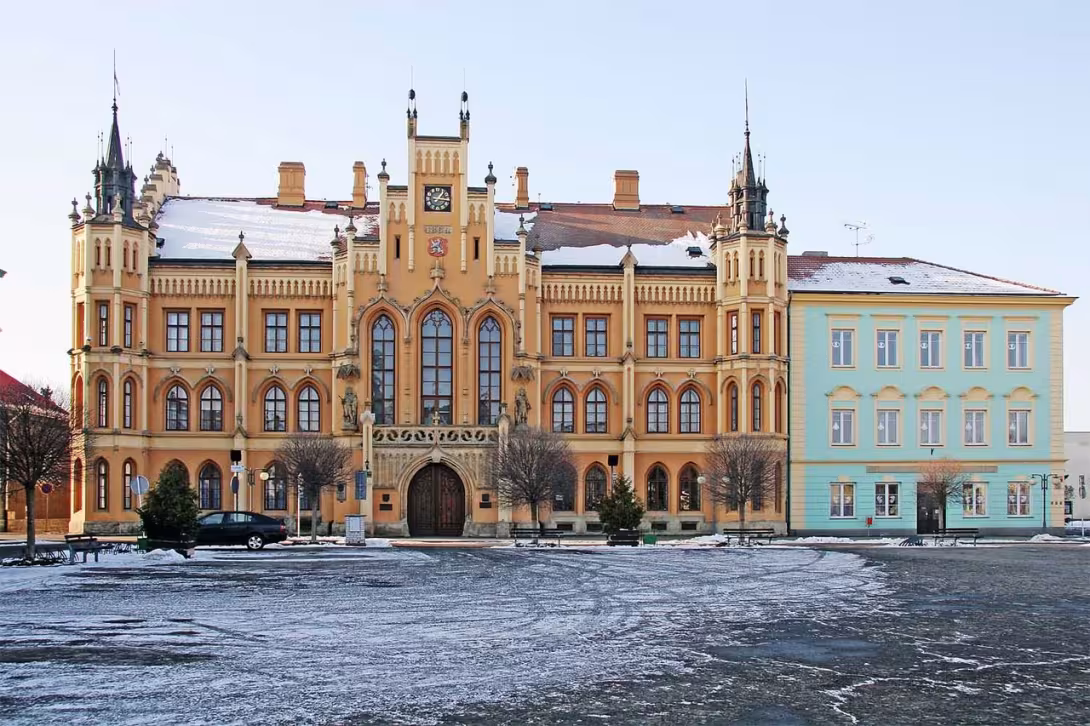 Dnešní pohled – Novobydžovská radnice
