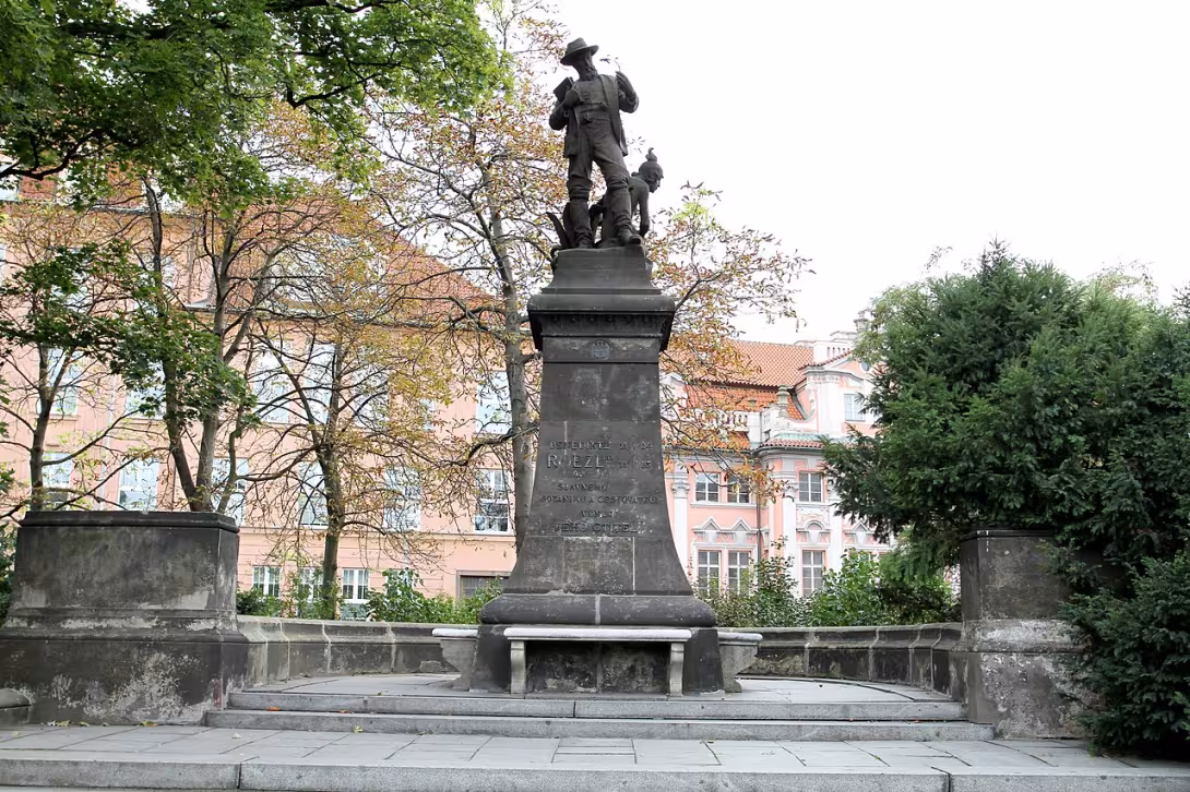 Dnešní pohled – Pomník Benedikta Roezla