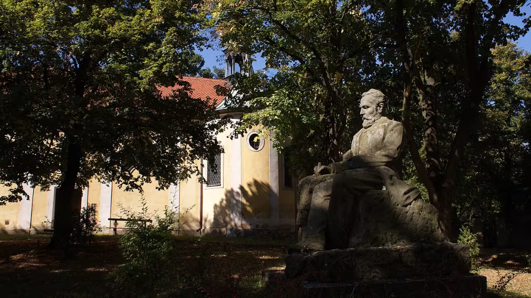 Dnešní pohled – Pomník Svatopluka Čecha v Litni