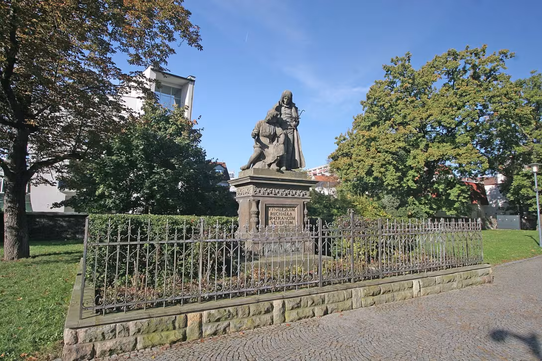 Dnešní pohled – Pomník bratranců Veverkových