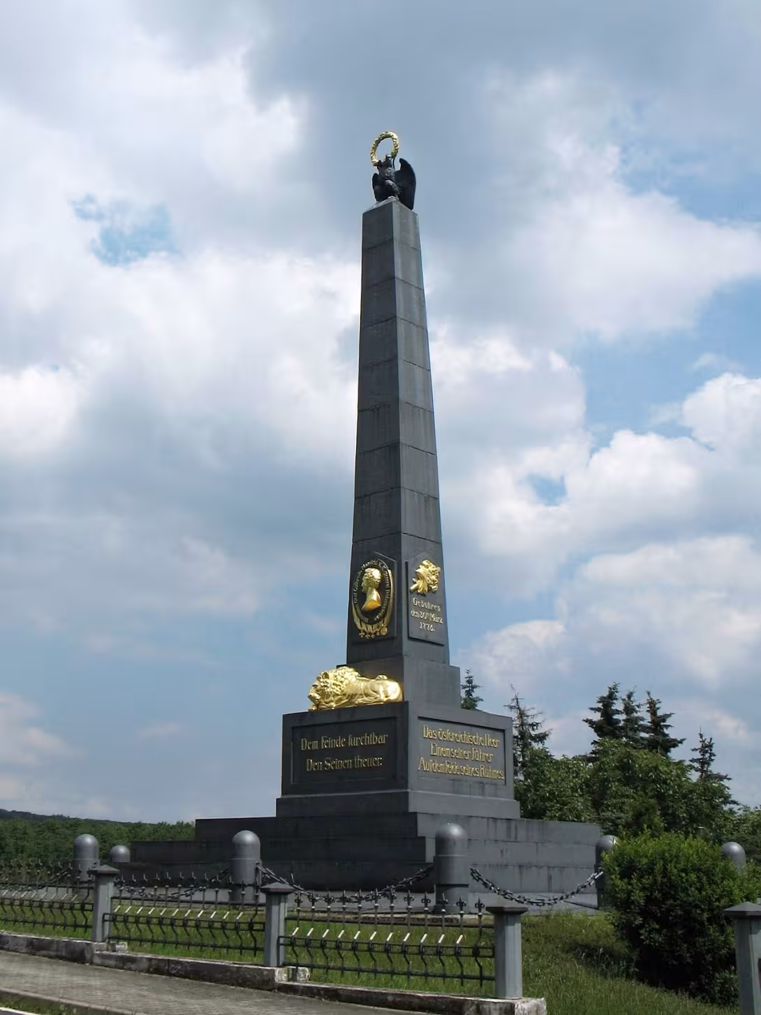 Dnešní pohled – Rakouský pomník bitvy roku 1813 se strážním domkem