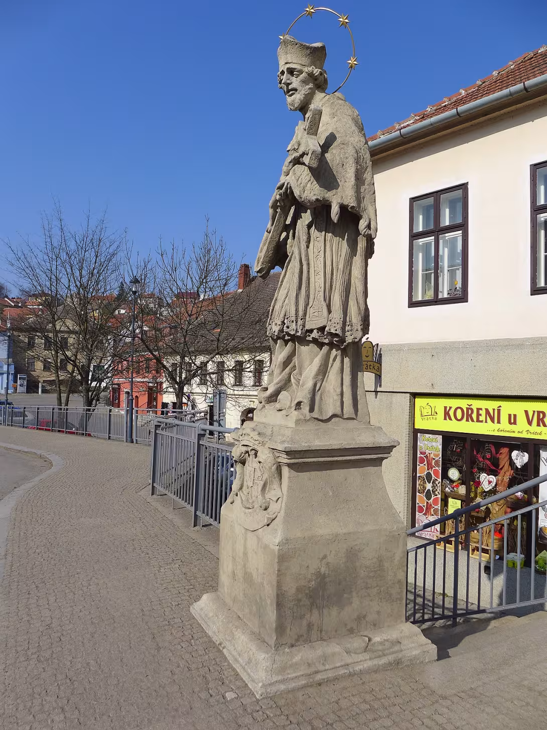 Dnešní pohled – Socha svatého Jana Nepomuckého (Žerotínovo náměstí, Třebíč)