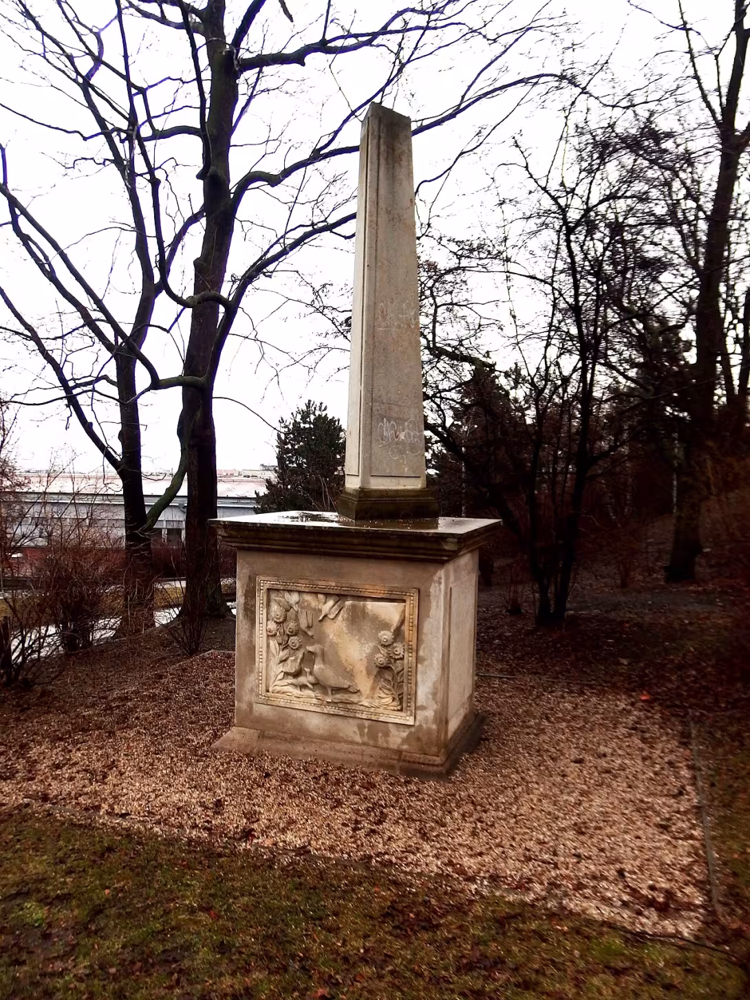 Dnešní pohled – Trojstranný obelisk v Riegrových sadech na Vinohradech