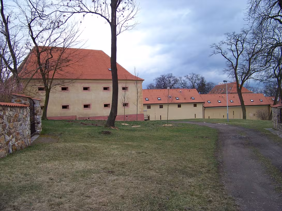 Dnešní pohled – Zemědělský dvůr Chaby čp. 1