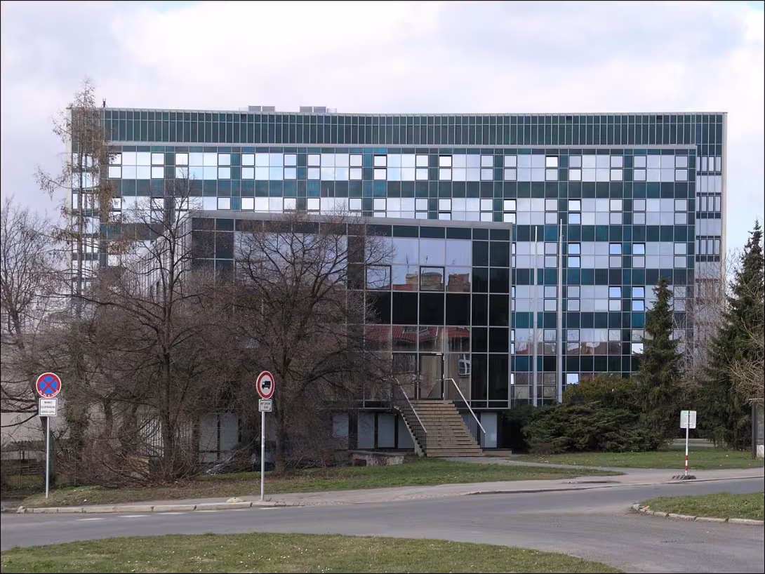 Dnešní pohled – budova Ústavu makromolekulární chemie