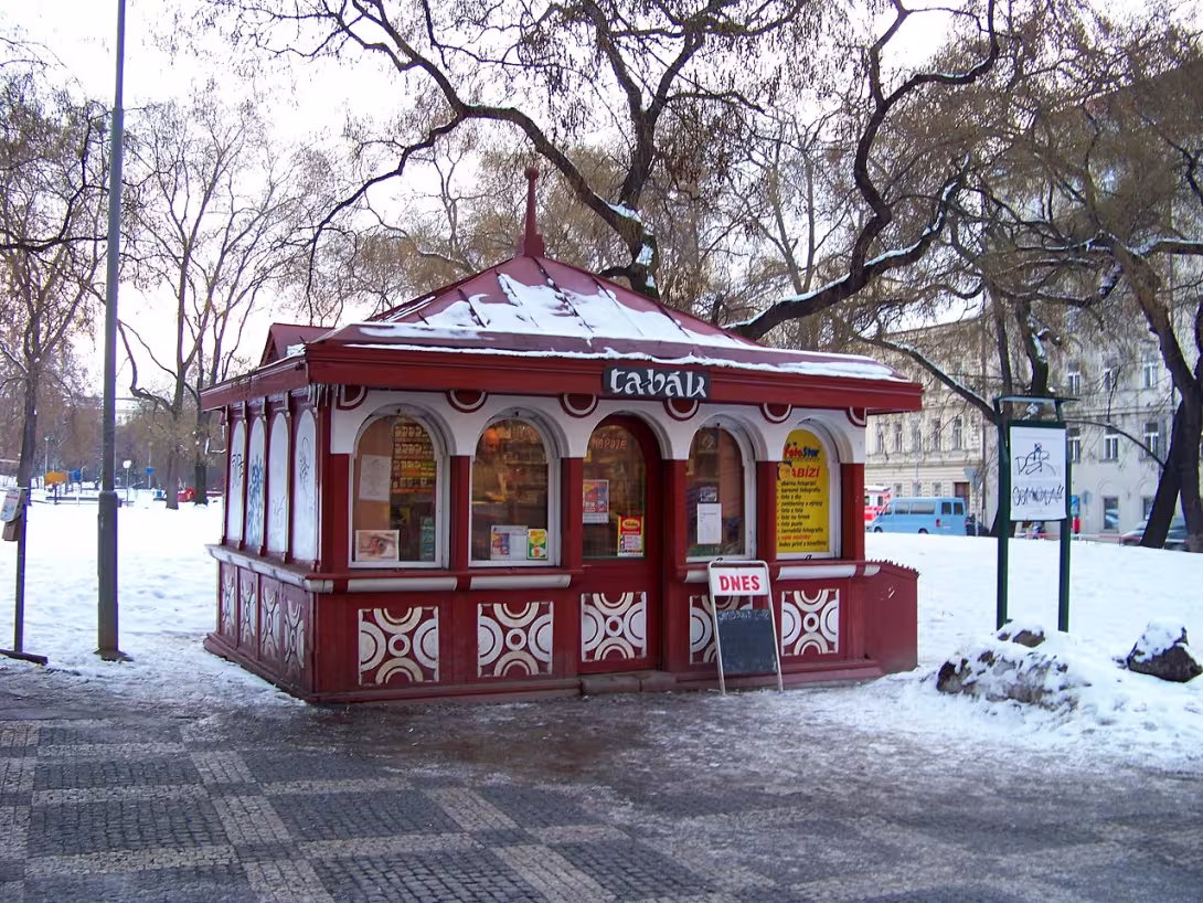 Dnešní pohled – kubistický kiosek ve Vrchlického sadech