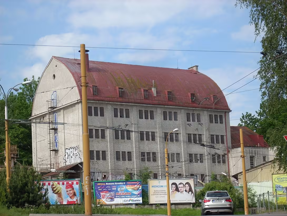 Dnešní pohled – obilní skladiště s přístavbou správní budovy