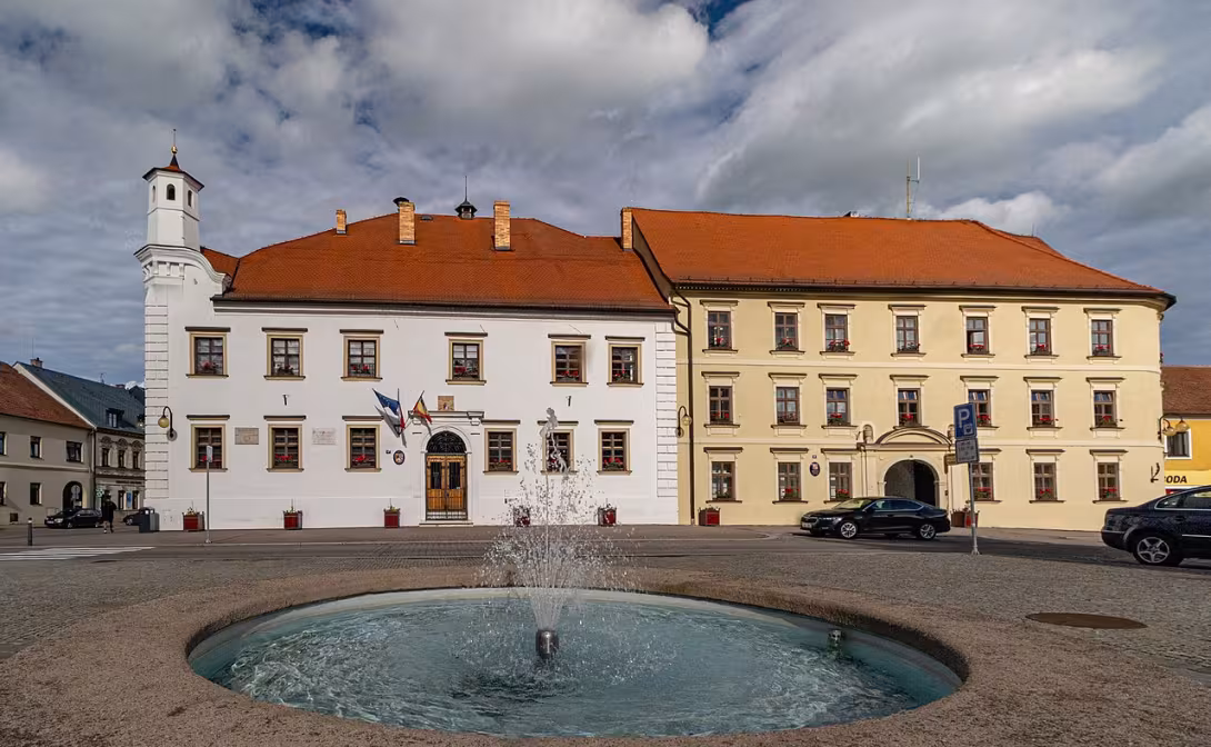 Dzisiejszy widok – radnice ve Slavkově u Brna